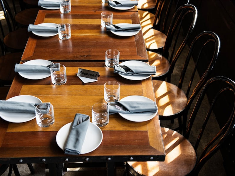 برای رستوران و کافی شاپ میز گرد بهتره یا مستطیل